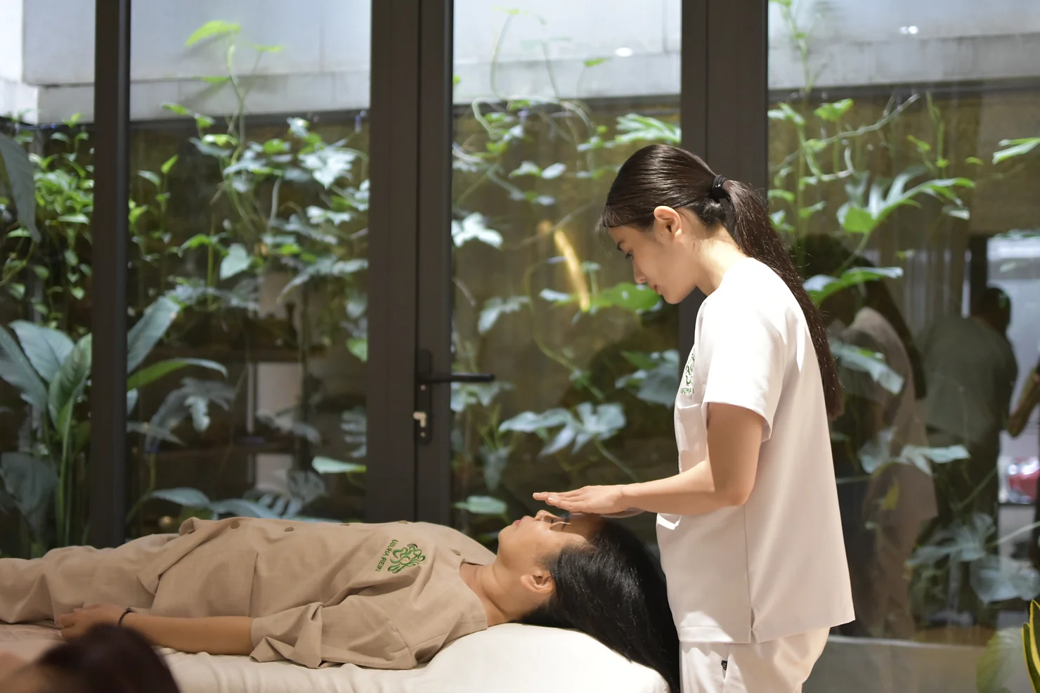 reiki là gì, usuha reiki là gì, chữa lành bằng năng lượng reiki, học reiki, chữa lành, reiki master teacher, các bước vị trí đặt tay reiki, cách đặt tay reiki, trung tâm usuha reiki, reiki la gi, cách đặt tay reiki, reiki, reiki healing, reiki enery, healing energy, năng lượng chữa lành, chữa lành, healing, meenakee, năng lượng, usuha reiki, vashna thiên kim, trung tâm usuha reiki, hoc reiki, học reiki, khóa học reiki, reiki course vietnam